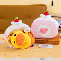 Peluche convertible 2-en-1 en forme de gâteau roulé suisse, avec fermeture éclair qui s'ouvre pour révéler une poupée capybara en peluche à l'intérieur, idéale comme décoration ou cadeau d'anniversaire