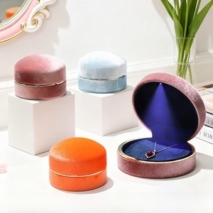 กล่องใส่เครื่องประดับกำมะหยี่คุณภาพสูงแบบกำหนดเอง พร้อมไฟ LED สำหรับแหวน จี้ สร้อยข้อมือ และเครื่องประดับอื่นๆ กล่องบรรจุภัณฑ์อเนกประสงค์ - Product Image 2