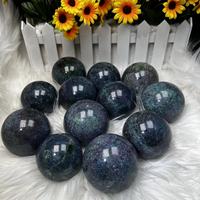 Sphère de pierre précieuse couleur lumière UV sphère de cristal de quartz naturel rubis avec boule de kyanite pour la décoration