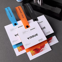 Étiquettes suspendues personnalisées en PVC imprimées avec logo, revêtement UV, forme découpée pour marque de vêtements, étiquettes pivotantes imperméables