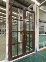 Porte battante en aluminium et bois avec design grill Porte française double