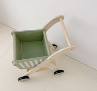 Les enfants de caddie vert en bois simulent le chariot d'enfant en bas âge