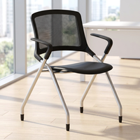Chaise de conférence ergonomique moderne en maille avec structure en fer et accoudoirs fixes, pliable pour la maison, le bureau, l'hôpital, l'école, le personnel et les visiteurs