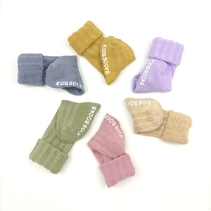 Calcetines de tubo para niños con logo personalizado, al por mayor, de algodón clásico, antideslizantes, para bebés y niños. - Product Image 4