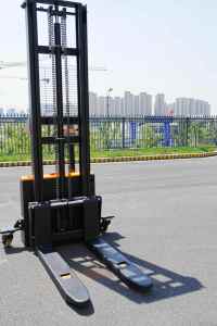 Chariot élévateur portatif de chargement automatique électrique de Offre Spéciale 2000Kg autochargeant l'empileur portatif de chargement automatique - Product Image 3