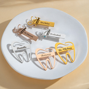Broche de estetoscopio dental de marca con pedido mínimo de una unidad, personalizado <span class=keywords><strong>DIY</strong></span> con letras en inglés grabadas, nombre, chapado en acero inoxidable - Product Image 4