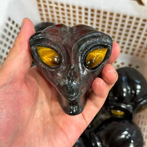 Tengkorak Alien Kristal Kuarsa Mawar Alami 8cm, Ukiran Tangan, untuk Dekorasi Rumah - Product Image 4