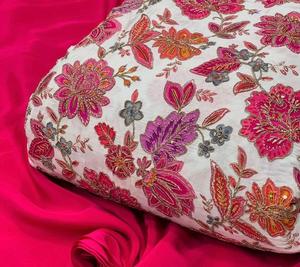 Tela Crepé Premium con Estampado Posicionado y Bordado, Material Natural para Prendas de Moda y Confección de Diseñadores, Venta al por Mayor - Product Image 2