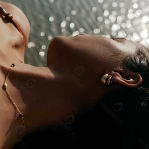 Aros Gemnel Mondo en Plata 925 con Baño de Oro de 18K, Diseño Escultural Audaz con Textura Ondulada para un Movimiento Inspirado en el Agua - Product Image 5