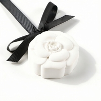 Diffuseur d'huiles essentielles en porcelaine fait main, fleur parfumée, à suspendre pour voiture, pendentif aromatique pour la maison, désodorisant pour armoire