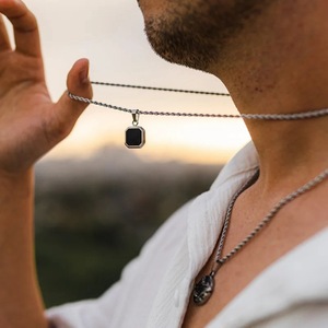 Collier pour homme en acier inoxydable de luxe, minimaliste, géométrique, avec pendentif carré noir - Product Image 4