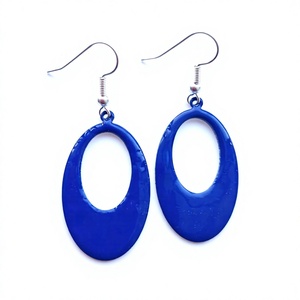 Meilleures boucles d'oreilles créoles géométriques de haute qualité, design élégant, en résine acrylique rouge, noir, blanc, bijoux tendance unisexe, pour femme, anniversaire - Product Image 4