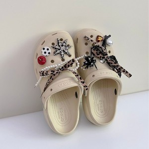 Breloques pour sabots à imprimé léopard, boucles décoratives de luxe faites à la main avec perles pour sandales et claquettes pour femmes - Product Image 3