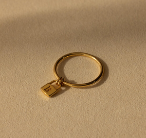 Candado inicial Anillo de gota Minimalista Personalizado Grabado Carta Encanto Joyería delicada Regalo personalizado para ella - Product Image 1