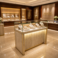 Maßgefertigte Steinverkleidung Goldener Metallrahmen Schmuck-Vitrine LED-Beleuchtung Glas-Top-Schaukasten Halsketten-Shop Großhandel Einkaufszentrum