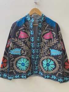 Chaqueta Azul Bohemia de Terciopelo con Bordado Suzani, Chaqueta Corta Japonesa de Primavera, Hecha a Mano, Regalo para Ella, Talla Única, Boutique India - Product Image 3