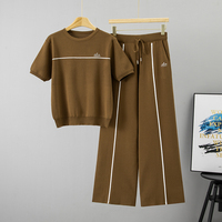 Ensemble deux pièces haut de gamme style européen, nouvelle collection été 2026 : veste décontractée sportive rayée en maille coupe ample à manches courtes et pantalon large