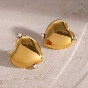 Boucles d'oreilles clous plaquées or en forme de cœur avec incrustation de diamants pour occasion spéciale - Product Image 4