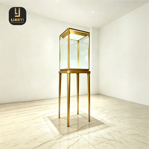 Vitrine à bijoux sur piétement en acier inoxydable doré de luxe avec éclairage LED et vitrine en verre pour bijoux, montres, boutiques de détail, musées, expositions - Product Image 1