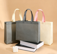 Sacs non tissés écologiques, durables et réutilisables avec poignées en tissu aux tons pastel attrayants pour le branding des magasins de vêtements