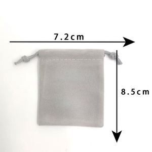 Pochette à cordon floquée grise anti-poussière avec logo personnalisé au toucher doux pour écouteurs, rangement de bijoux et clé USB - Product Image 2