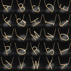 À la mode 26 lettre titane acier collier pour femmes Style européen américain prénom pendentif en acier inoxydable à la mode - Product Image 1