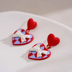 Brincos hipoalergênicos em forma de coração para mulheres, brincos de estilo coreano com laço vermelho, design exclusivo e minimalista