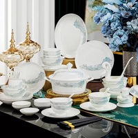 Service de table en porcelaine de luxe à motif paysage chinois, motif montagne et eau bleus, bordure dorée perlée, en porcelaine fine classique et élégante pour la maison
