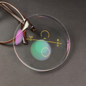 Lente Óptica Progresiva de 70 mm de Diámetro, Protección UV420 Clara, Visión Amplia de 13+3 Pasillos, MR-8 1.60 - Product Image 1