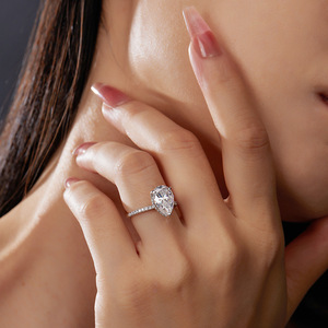 Anillo de Compromiso con Moissanita Corte Pera, Plata 925 con Baño de Rodio, Engaste de Garras, Banda Pavé, Estilo Clásico para Mujer - Product Image 6
