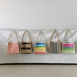<span class=keywords><strong>Borsa</strong></span> in Paglia Intrecciata a Righe Colorate <span class=keywords><strong>Edizione</strong></span> <span class=keywords><strong>Limitata</strong></span> Estiva per Vacanze - Product Image 1