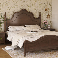 Lit en bois massif de style rétro américain, chambre principale minimaliste moderne, lit double de style vintage
