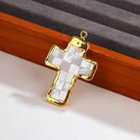 Collier classique en or plaqué or massif avec pendentif croix en nacre, incrustation mosaïque en grille, coquille d'ormeau irisée et cordon tressé noir