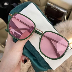 Gafas de Miopía para Mujer con Protección Anti-Luz Azul, Montura Completa Marrón, Montura Grande, Fotocromáticas, Patrón Geométrico que Estiliza el Rostro - Product Image 4