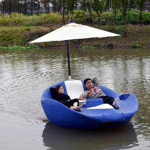Bateau électrique romantique pour la détente et le <span class=keywords><strong>plaisir</strong></span>, bateau flottant pour les parcs aquatiques, bateau en plastique pour la <span class=keywords><strong>location</strong></span> en station balnéaire - Product Image 2