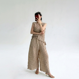 ชุดเซ็ตใหม่ประจำฤดูร้อนปี 2026 แบรนด์ Miyake ดีไซน์โบว์จีบพลีท ผ้าสีพื้น เสื้อแขนกุด กางเกงขายาวทรงกว้าง สไตล์ลำลอง เป็นมิตรต่อสิ่งแวดล้อม - Product Image 1