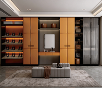 Armoire de chambre à coucher de luxe légère avec design noir et blanc, portes en verre et solutions de rangement personnalisées