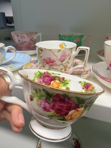 Ensemble de tasses à thé et soucoupes en céramique personnalisées avec logo, bord doré, style européen, motif rose, écologique, durable, idéal pour le thé de l'après-midi, cadeau de mariage - Product Image 4