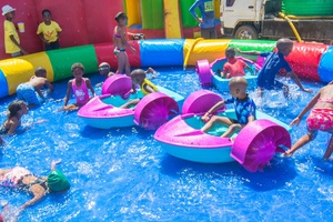 Kolam renang tiup anak-anak untuk penyewaan bisnis, kolam renang tiup dengan perahu dayung untuk anak-anak dan dewasa