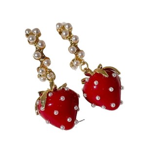 Boucles d'oreilles pendantes en forme de fraise pour femmes, en alliage de zinc, perles rondes blanches, serti griffe, pour usage quotidien, design en forme de fruit - Product Image 1