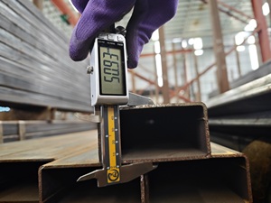 Q235 hình chữ nhật kim loại đen cán nóng <span class=keywords><strong>erw</strong></span> ống thép carbon rỗng BIS chứng nhận cắt và hàn dịch vụ chế biến - Product Image 3