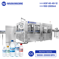 Machine de remplissage d'eau/thé automatique haute vitesse 3-en-1 NAVAN XGF40-40-12 19000-20000BPH avec moteur PLC pour bouteilles/fûts en plastique