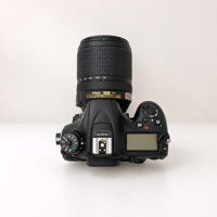 Appareil photo numérique d'occasion Nikon D7200 DSLR 18-140mm VR 24.2MP WiFi NFC -3EVAF de qualité supérieure reconditionné pour la revente en studio
