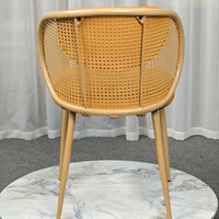 Chaise de salle à manger en forme de C avec dossier en rotin tressé et coussin lombaire sur structure en bois naturel