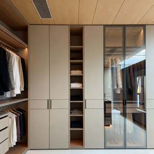 Armoire moderne de luxe BALOM avec portes en verre, rangement intégré, éclairage à télécommande, meubles de chambre à coucher sur mesure en gros - Product Image 1