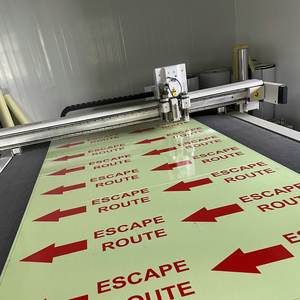 Señal de Evacuación de Emergencia Personalizada de PVC que Brilla en la Oscuridad, Señal de Salida con Flecha y Señal de Seguridad Fotoluminiscente para Carreteras, Montada en el <span class=keywords><strong>Suelo</strong></span> - Product Image 1