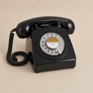 Téléphone fixe vintage noir à cadran rotatif avec cordon spiralé - Product Image 1