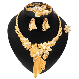 <span class=keywords><strong>Parure</strong></span> de <span class=keywords><strong>bijoux</strong></span> de luxe 4 pièces en feuille d'<span class=keywords><strong>or</strong></span> avec accent cristal, collier en Y floral et accessoires assortis, ensemble tendance pour mariée et usage quotidien - Product Image 3