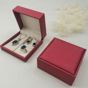 Boîte à bijoux de luxe en cuir PU écologique de 4,72 pouces avec logo personnalisé, doublure en velours et fermeture à clapet pour bagues, boucles d'oreilles et pendentifs - Product Image 5