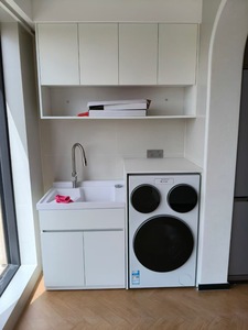 Meuble de machine à laver multifonctionnel intégré moderne avec lavabo en pierre de quartz et balcon en aluminium alvéolé - Product Image 1